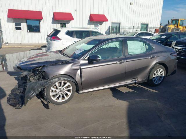 Toyota Camry Le Image 7