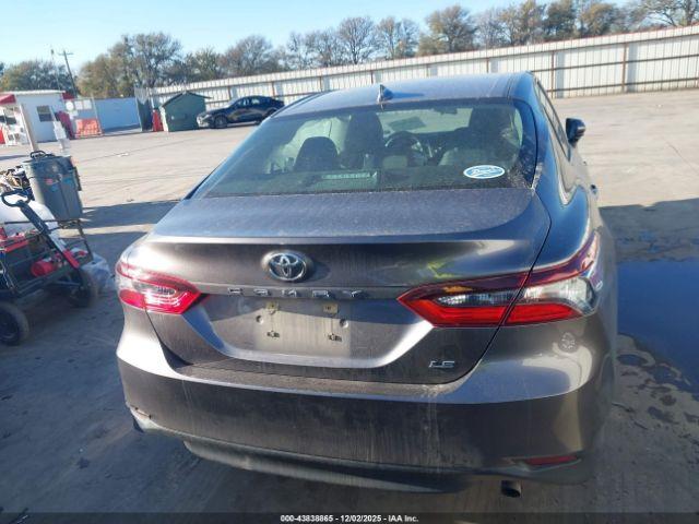 Toyota Camry Le Image 13