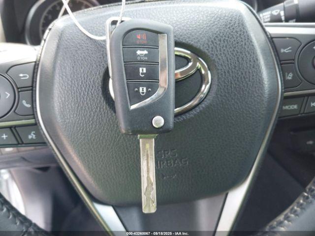 Toyota Camry Se Image 12